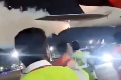 Khoảnh khắc máy bay Boeing 777 gặp sự cố, bất ngờ bốc khói dữ dội 