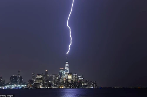 Khoảnh khắc sét đánh trúng Trung tâm Thương mại Một Thế giới ở Mỹ
