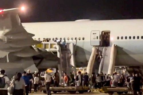 Máy bay chở khách gặp sự cố kỹ thuật, 11 người bị thương