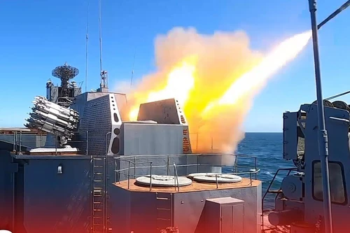 Xem tàu chiến Nga phóng tên lửa diệt mục tiêu trong cuộc tập trận