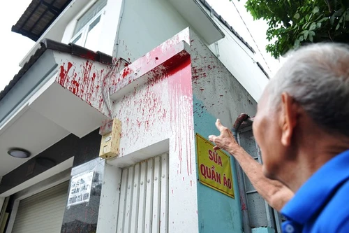 Căn nhà cặp vợ chồng ngoài 80 tuổi liên tục bị tạt sơn, mắm tôm
