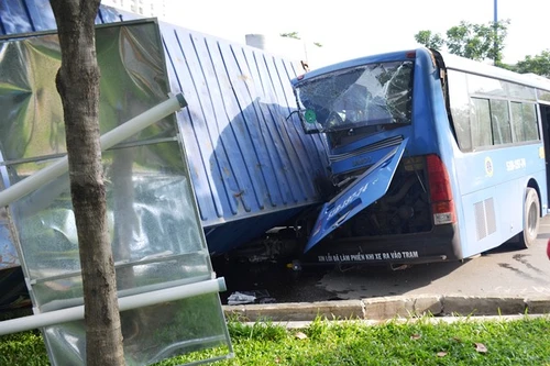 Container xuống dốc cầu tông trúng xe buýt chuẩn bị trả khách