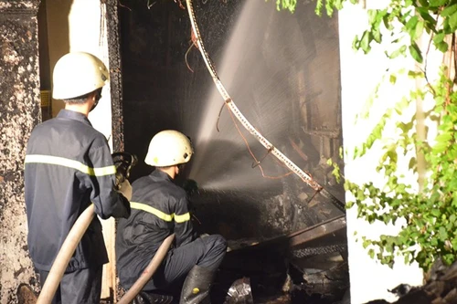 Tiệm sơn xe ở trung tâm TP. HCM bốc cháy, mái nhà đổ sập 