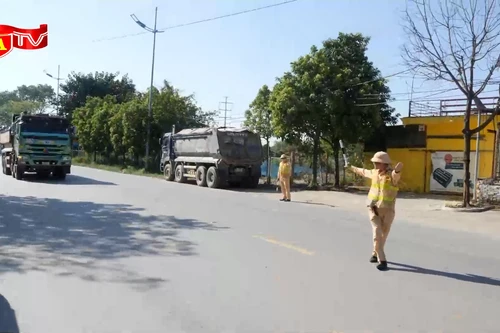 Xử lý nghiêm tình trạng xe tải làm rơi vãi vật liệu ra đường