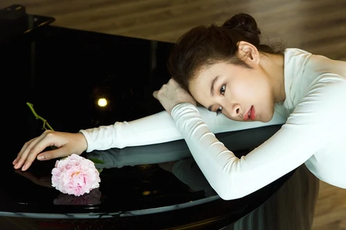 Angela Phương Trinh đẹp mong manh trong hình tượng nghệ sĩ múa