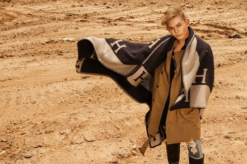 Sơn Ngọc Minh "lột xác" với hình ảnh phong trần, bụi bặm miền viễn tây