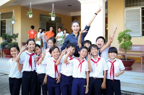 Á hậu Lệ Hằng thăm các thầy cô nhân ngày 20-11