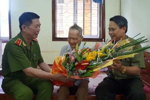 Lãnh đạo CATP thăm, tặng quà gia đình đồng chí Lê Nghĩa