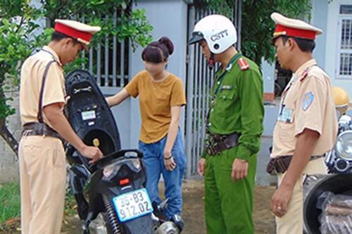 Thiếu nữ 18 tuổi đi xe máy, trong cốp có 2kg...thuốc nổ