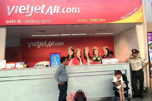 Nhân viên Vietjet Air từ chối vận chuyển khách khuyết tật bị kỷ luật, phạt tiền