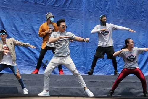 Sợ trễ giờ chạy chương trình, Isaac mang cả hành lý theo để tập luyện 