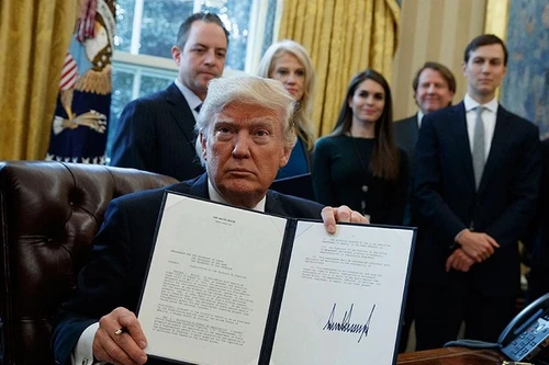 Tổng thống Trump chuẩn bị kí sắc lệnh nhập cư mới