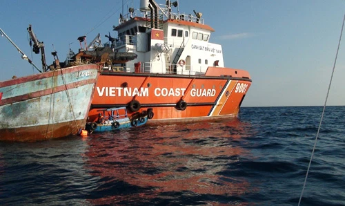 Cảnh sát biển cứu nạn tàu cá đâm phải đá ngầm