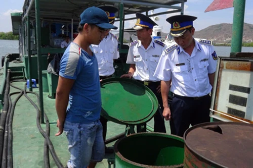 Tạm giữ tàu vận chuyển 50.000 lít dầu DO không rõ nguồn gốc