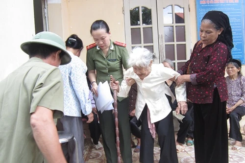 Khám chữa bệnh miễn phí, tặng quà thân nhân liệt sỹ, người có công