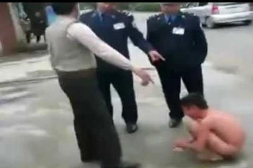 Khốn khổ đứa trẻ bị bố lột truồng, bắt ăn...phân