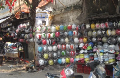 HN: Mũ bảo hiểm “rởm” vẫn bày bán tràn lan