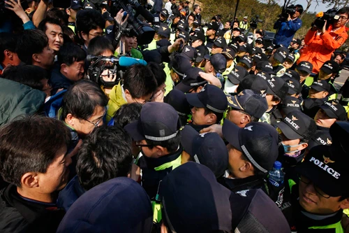 Vụ chìm phà Sewol: Thân nhân người mất tích giận dữ biểu tình