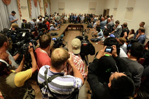 Cảnh sát Malaysia đến hiện trường tai nạn MH17