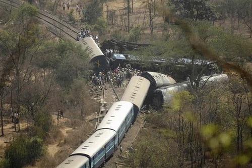 Ấn Độ: Tàu hỏa du lịch trật bánh, hàng chục người tử vong