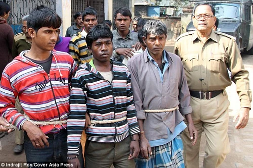 Kinh hoàng cô gái trẻ bị 13 người hiếp do dám yêu trai làng khác