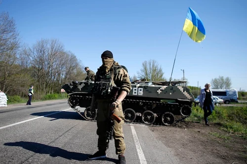 Quân đội Ukraine tăng cường phòng thủ Mariupol, pháo kích Donetsk