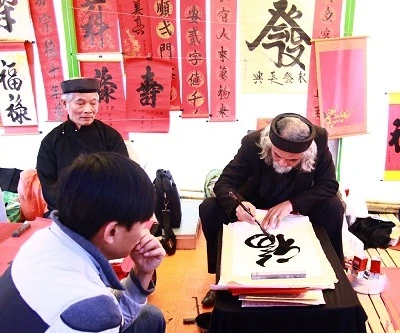 "Phố ông đồ" những ngày vắng lặng