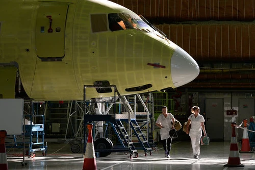 Thủ tướng Medvedev: Nga nên sản xuất máy bay nội địa "thách thức" lệnh trừng phạt