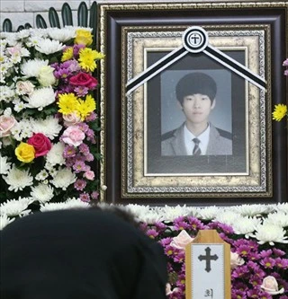 Vụ chìm phà Sewol: Người Hàn Quốc thương tiếc cậu thiếu niên anh hùng