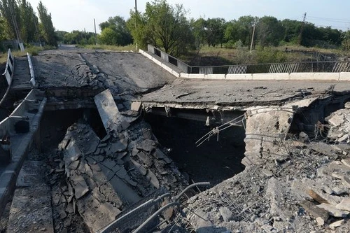 Ukraine: Lực lượng tự vệ đánh sập cầu, ngăn quân chính phủ