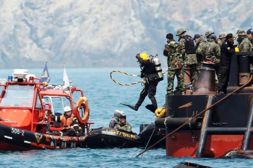 Vụ chìm phà Sewol: 48 thi thể được tìm thấy trong 1 căn phòng nhỏ