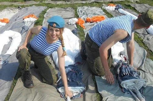 Đẹp mê mẩn như nữ binh sĩ nhảy dù Nga