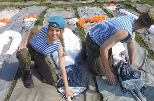 Đẹp mê mẩn như nữ binh sĩ nhảy dù Nga