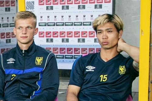 [ẢNH] Công Phượng đăm chiêu trên ghế dự bị khi không được HLV ngó ngàng tới