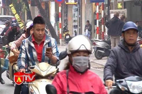 Nguy hại khôn lường khi vừa lái xe sử dụng điện thoại