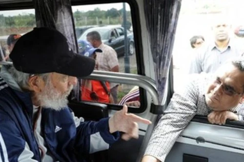 Cựu Chủ tịch Cuba Fidel Castro bất ngờ “tái xuất” sau hơn 1 năm