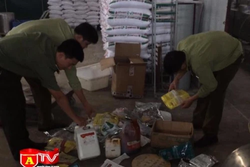 Phát hiện 6,5 tấn phụ gia sản xuất bim bim không rõ nguồn gốc