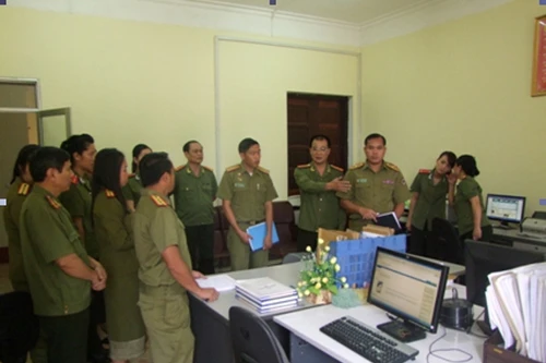 Đoàn cán bộ Bộ An ninh Lào tham quan công tác hồ sơ lưu trữ tại Lạng Sơn