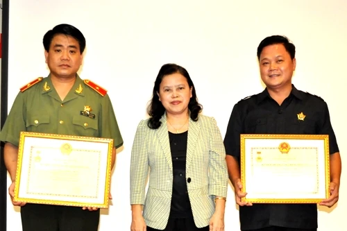 Giám đốc Công an Hà Nội nhận Kỷ niệm chương “Vì sức khỏe nhân dân”