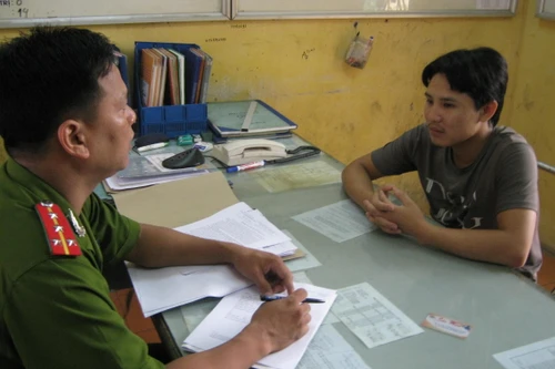 Bắt khẩn cấp kẻ... tống tiền bố mẹ