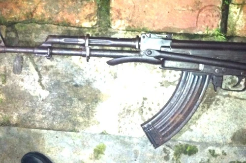 Hù dọa người khác bằng súng quân dụng