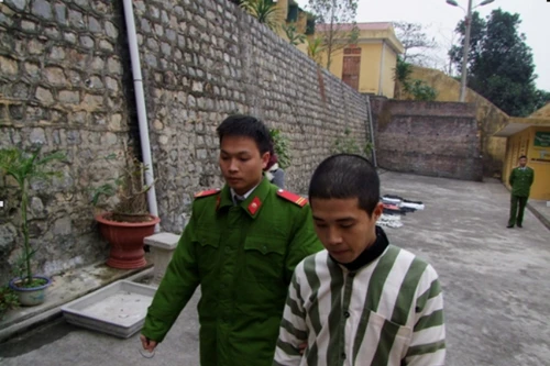 Rượu say, dùng dao đập vỡ kính ôtô hàng xóm