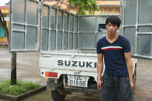 Xe chở gia cầm cố tình đâm vào xe Cảnh sát giao thông