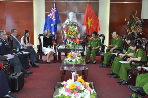 Ngoại trưởng Australia thăm Trung tâm phối hợp PCTP Việt Nam - Australia