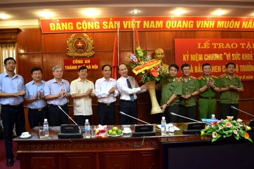 Đón nhận Kỉ niệm chương “Vì sức khỏe nhân dân” và Bằng khen của Bộ trưởng Bộ Y tế