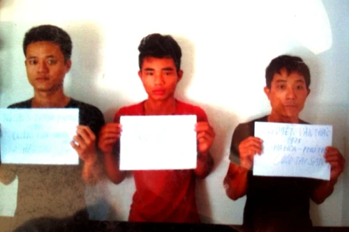 Đánh đập, cướp tài sản của "tình địch" ở nghĩa trang 