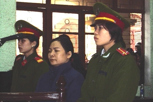 Con dâu đập búa đinh vào đầu mẹ chồng 73 tuổi