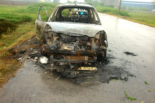 Cướp xong, lột quần áo, đốt xe taxi của nạn nhân 