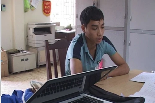 Sinh viên rình giáo viên lên giảng đường để...ăn trộm