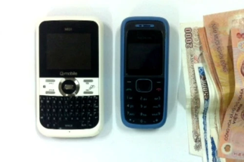 Giật túi trên quốc lộ, rồi chui vào nghĩa trang chia chác